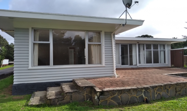 OREWA BEACH HOUSE FOR REMOVAL – 2 bedroom Cute As!!!