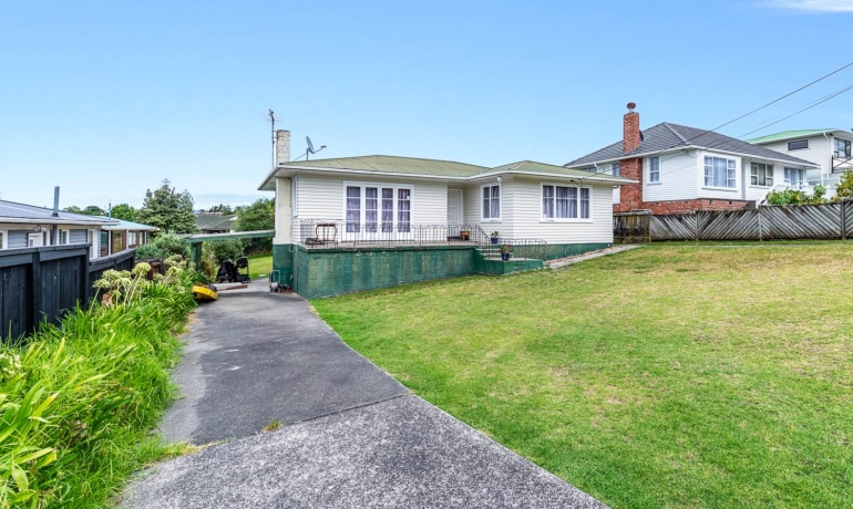 SOLD – A BEAUTY OF A HOUSE- 3 Bedroom for Removal – Te Atatu